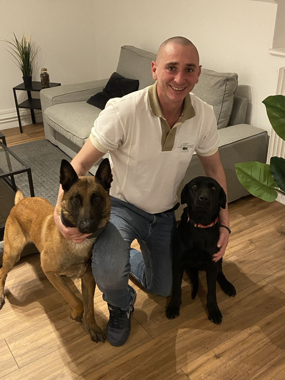 Maitre avec ses chiens détecteur malinois et labrador